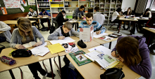Jugendliche in einem Klassenzimmer