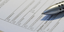 Symbolbild Formular mit einem Kugelschreiber